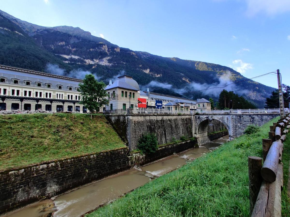 Appartement "Leo Pixel" Avairent Canfranc Estacion Extérieur photo